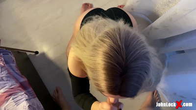 Crvenokosa siše kurac i zajebava se, dobiva spermu na njenom dupetu